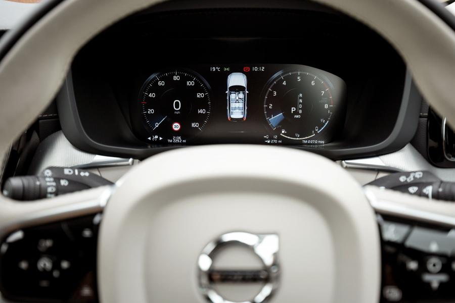 Панель приборов Volvo XC60 T8 Inscription 2017 года  (UK) (фото 11 из 40)